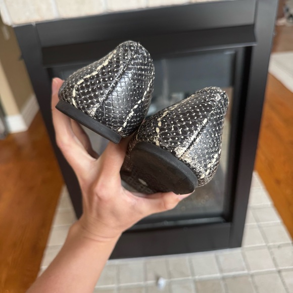 Tory Burch Black and Cream Snakeskin-Print Logo Ballet Flats - Picture 5 of 7